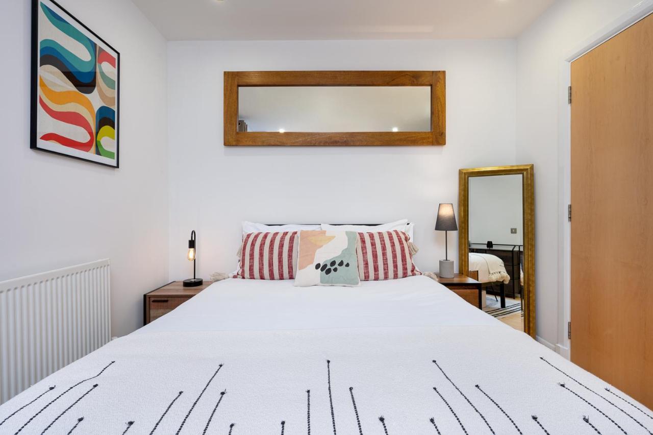 D8 - Canal View Apartment 런던 외부 사진
